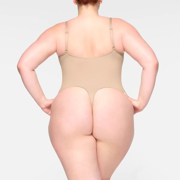 SKIMS SEAMLESS SCULPT THONG BODYSUIT IN MICA SIZE Small - Picture 4 of 8